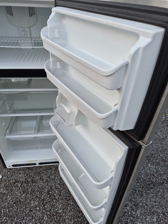 Stainless Fridge Frigidaire 30'' top freezer Refrigerator - photo 5