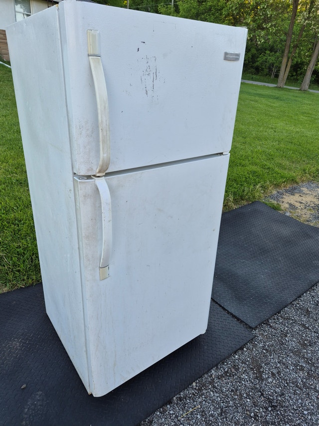 CHEAP fridge white top freezer Frigidaire 30''