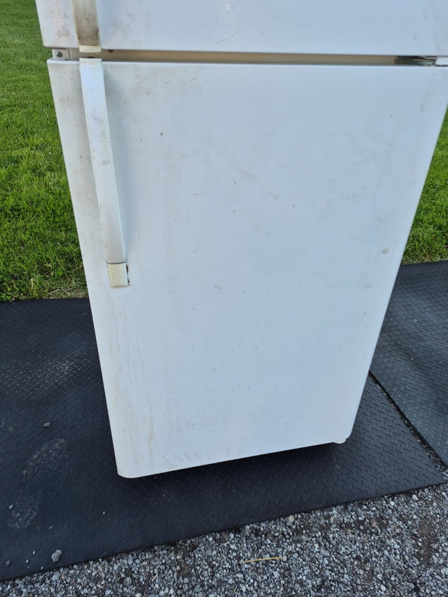 CHEAP fridge white top freezer Frigidaire 30'' - photo 2