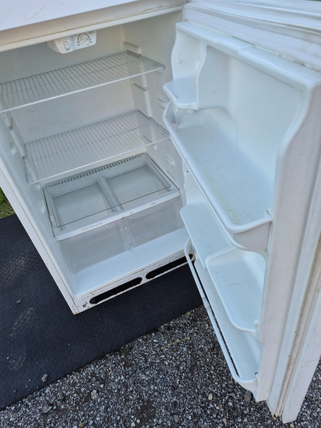CHEAP fridge white top freezer Frigidaire 30'' - photo 3