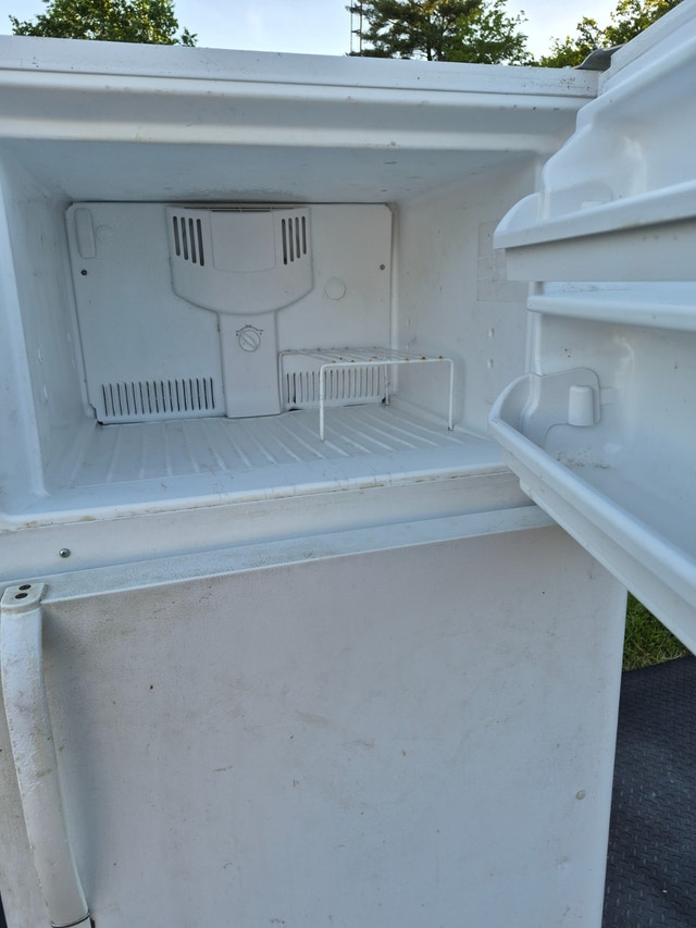 CHEAP fridge white top freezer Frigidaire 30'' - photo 4