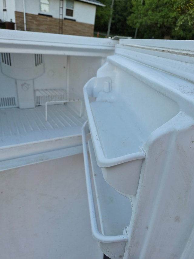 CHEAP fridge white top freezer Frigidaire 30'' - photo 5