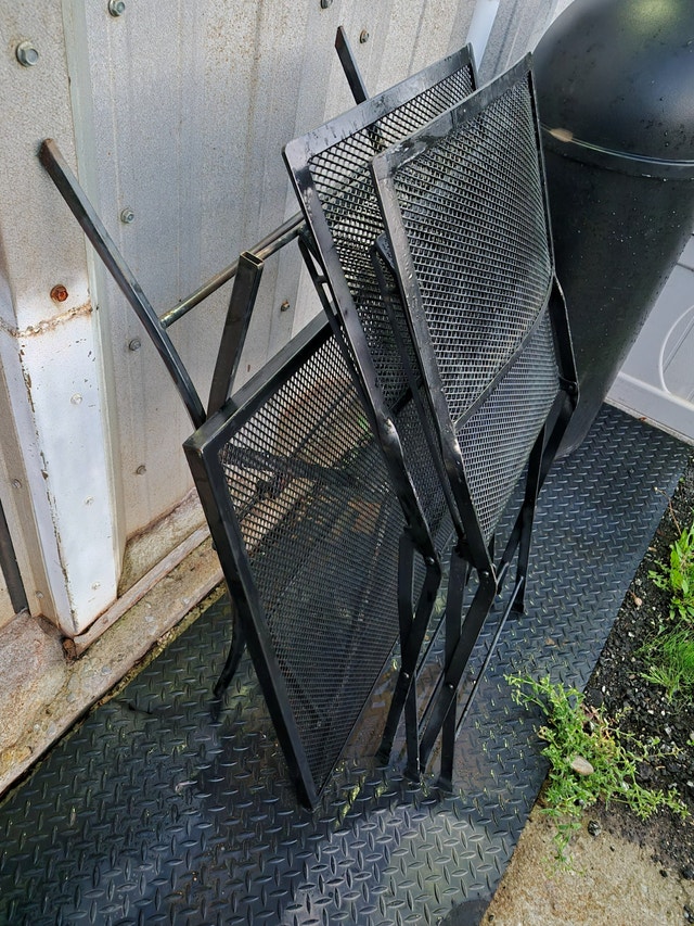 Black metal folding chairs & folding table strong - photo 2