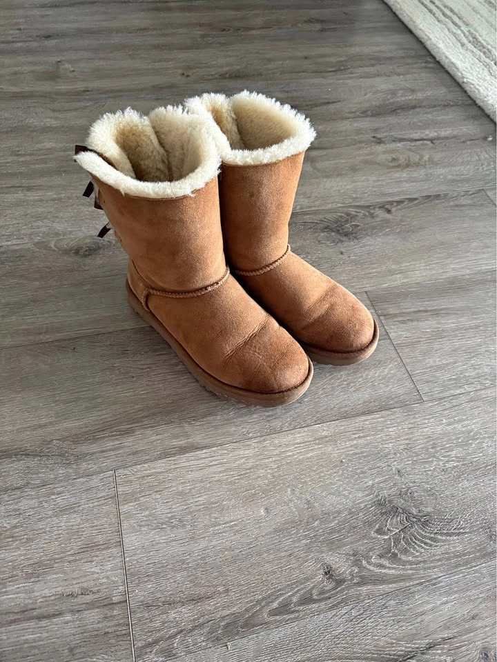 UGG BAILEY BOW Adult US 8, chestnut, very good condition