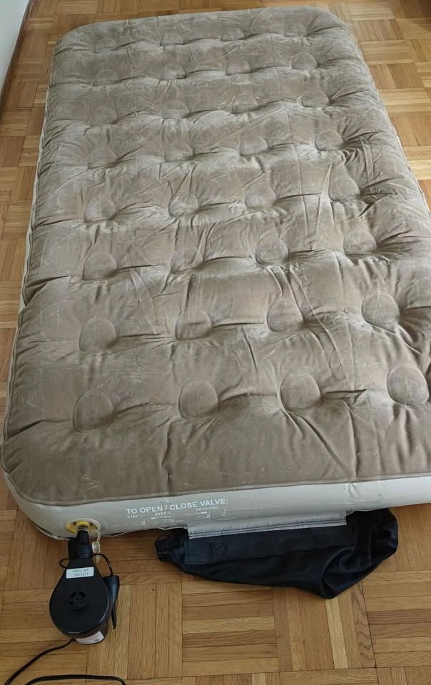 Coleman Twin Air Mattress + Stansport Electric Pump - photo 2
