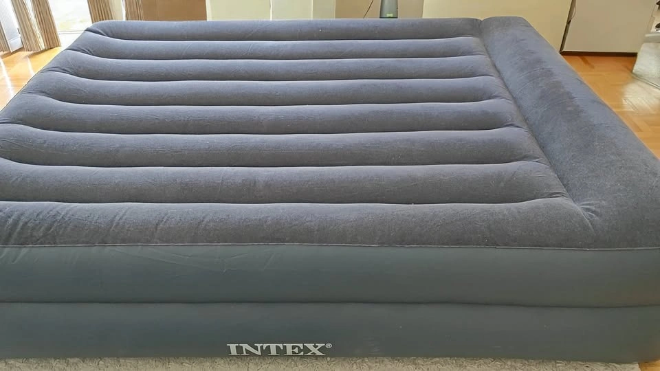 Intex 20" Queen Dura-Beam Deluxe Raised Air Mattress - photo 4