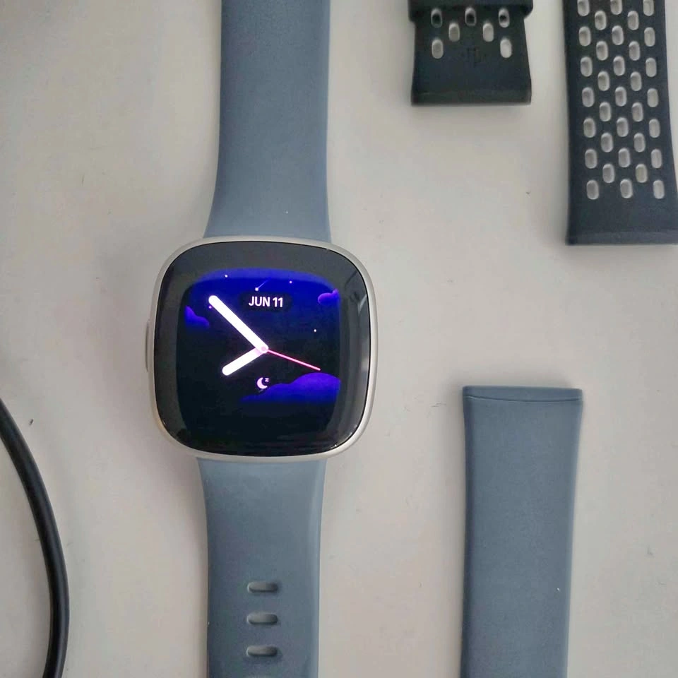 Google Fitbit Versa 4 fitness watch tracker