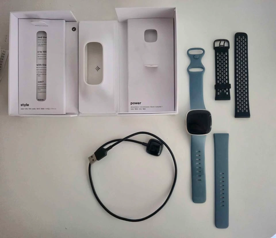 Google Fitbit Versa 4 fitness watch tracker - photo 2