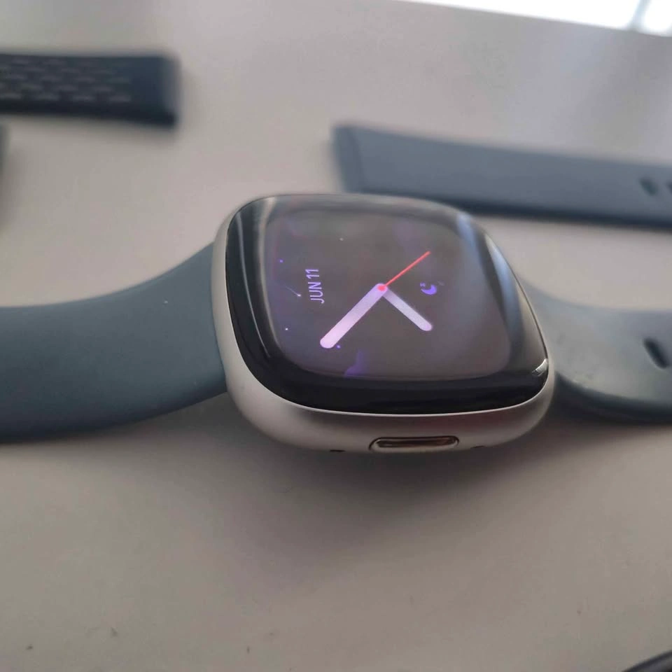 Google Fitbit Versa 4 fitness watch tracker - photo 5