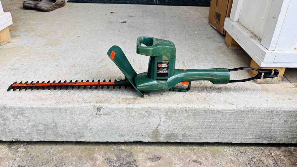 Black & Decker 16-inch Corded Electric Hedge Trimmer