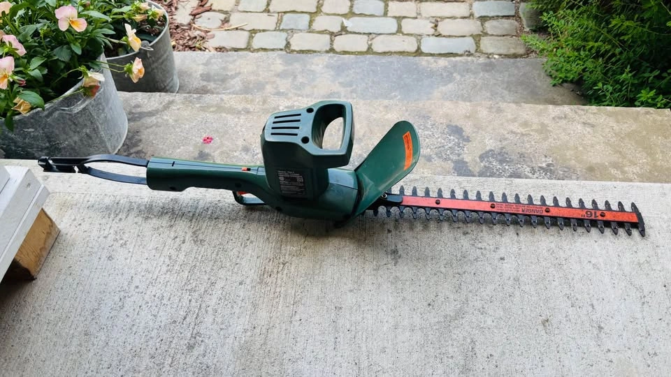 Black & Decker 16-inch Corded Electric Hedge Trimmer - photo 2