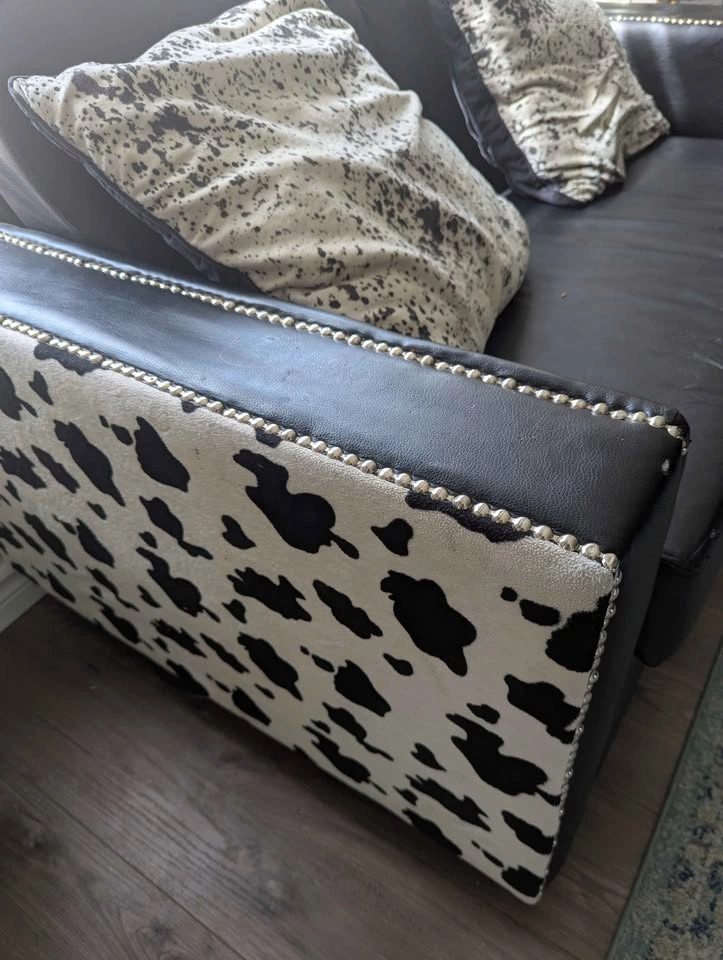 Black faux leather couch and armchair set with cow print - photo 5
