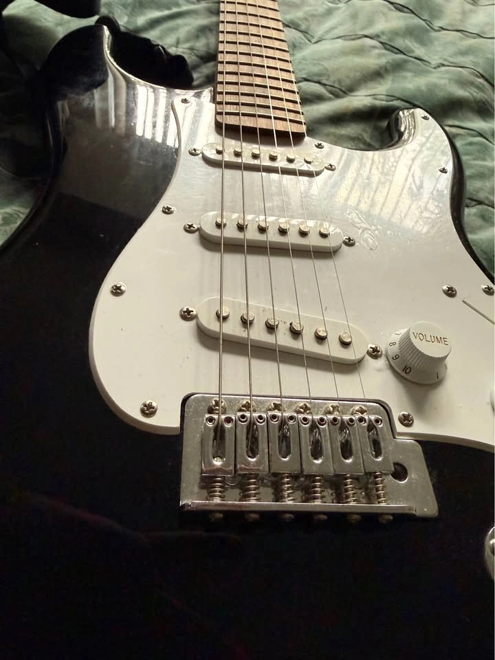 Fender Squire Stratocaster - photo 2