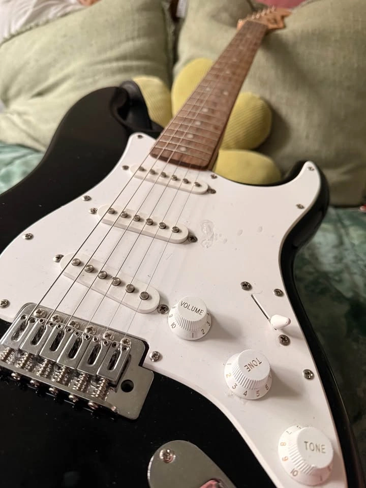 Fender Squire Stratocaster - photo 3