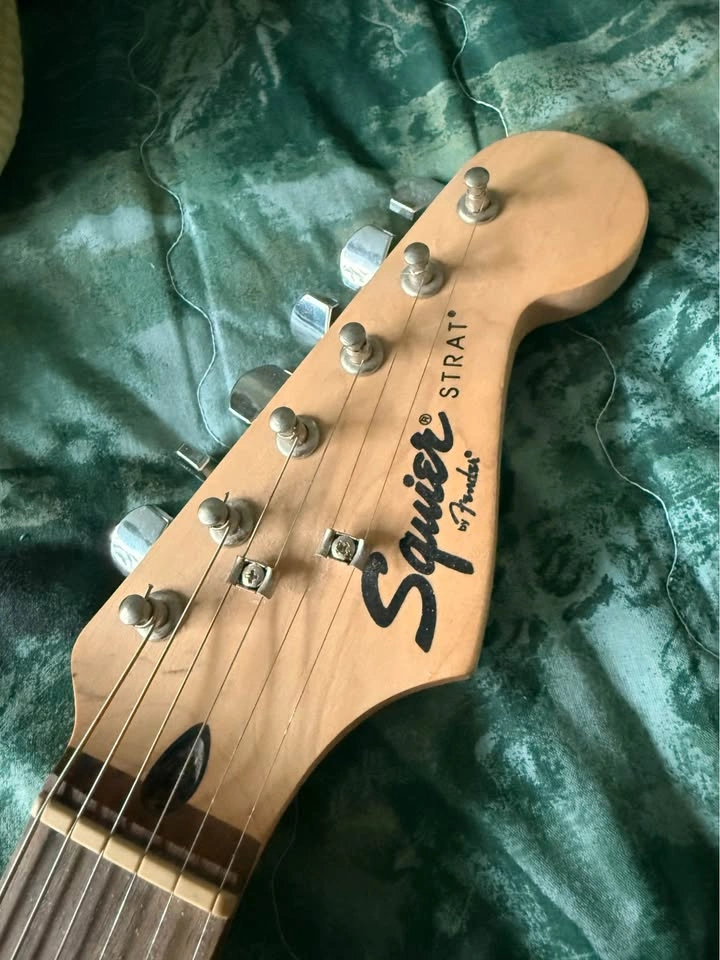 Fender Squire Stratocaster - photo 4