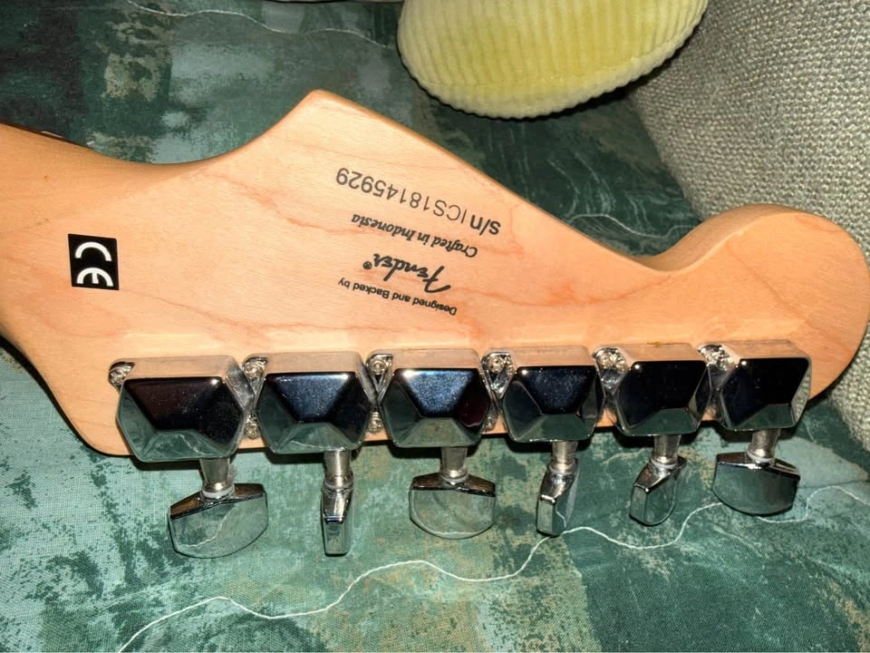 Fender Squire Stratocaster - photo 5