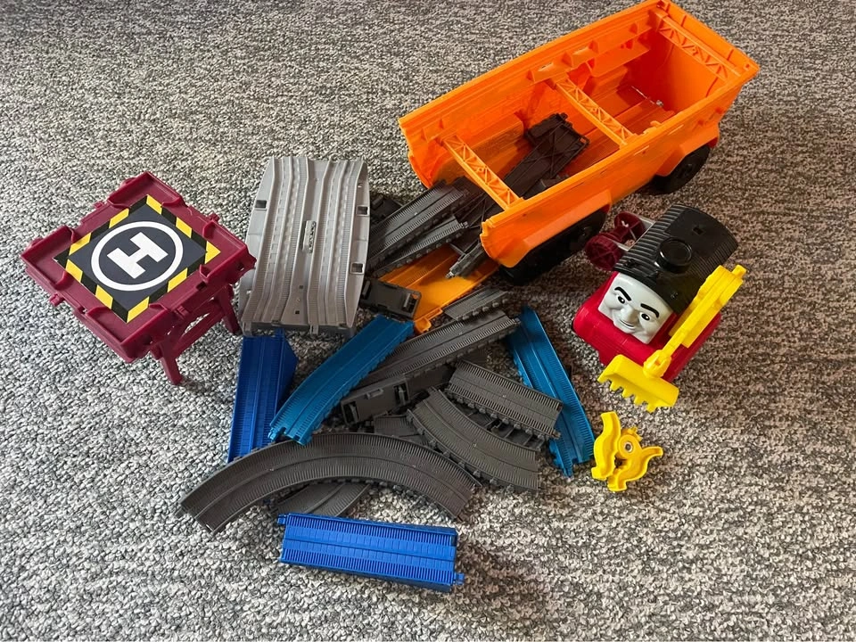 Thomas & Friends TrackMaster Train Set Tracks Engine Helipad - photo 2