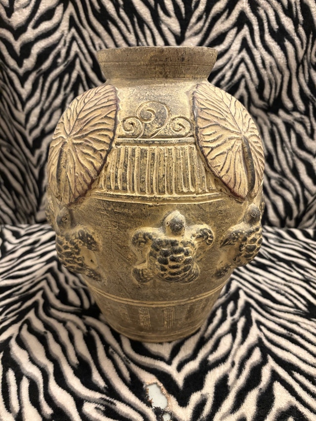 Beautiful Turtle Vase $15