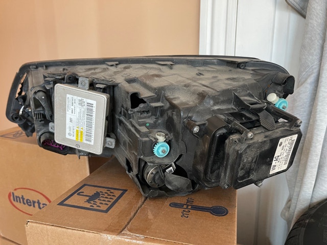 2011-2018 VW Touareg right side headlight - photo 2