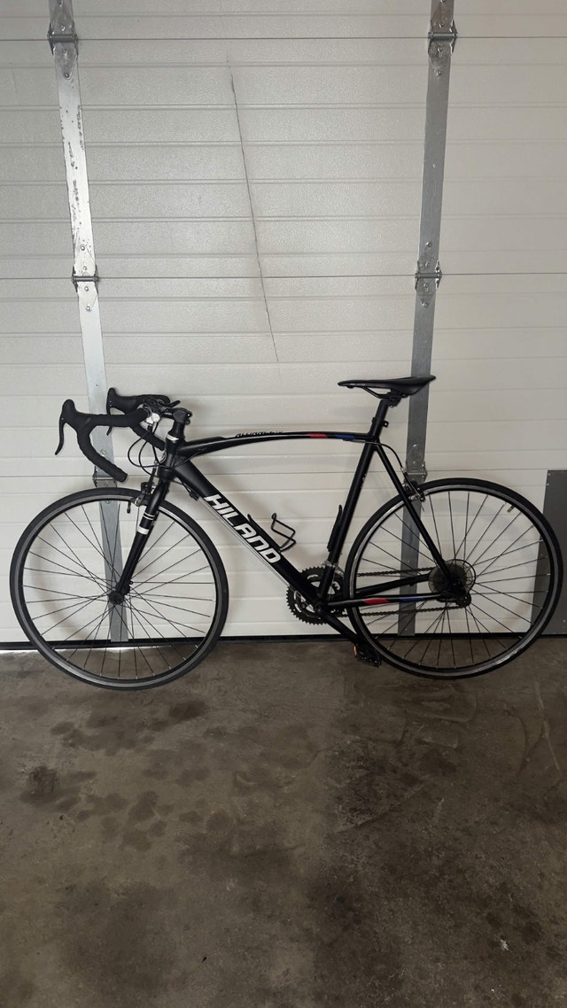 Hiland Road Bike - Used Like New + Helmet - photo 2