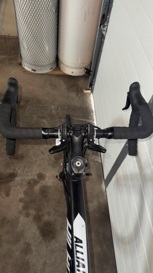 Hiland Road Bike - Used Like New + Helmet - photo 3