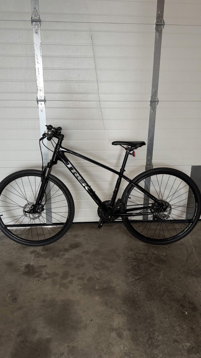 Trek Dual Sport 2 Hybrid Bike - Used Like New + Helmet - photo 2
