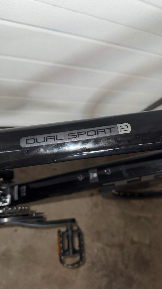 Trek Dual Sport 2 Hybrid Bike - Used Like New + Helmet - photo 3
