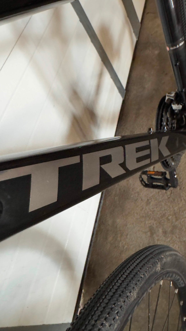 Trek Dual Sport 2 Hybrid Bike - Used Like New + Helmet - photo 4