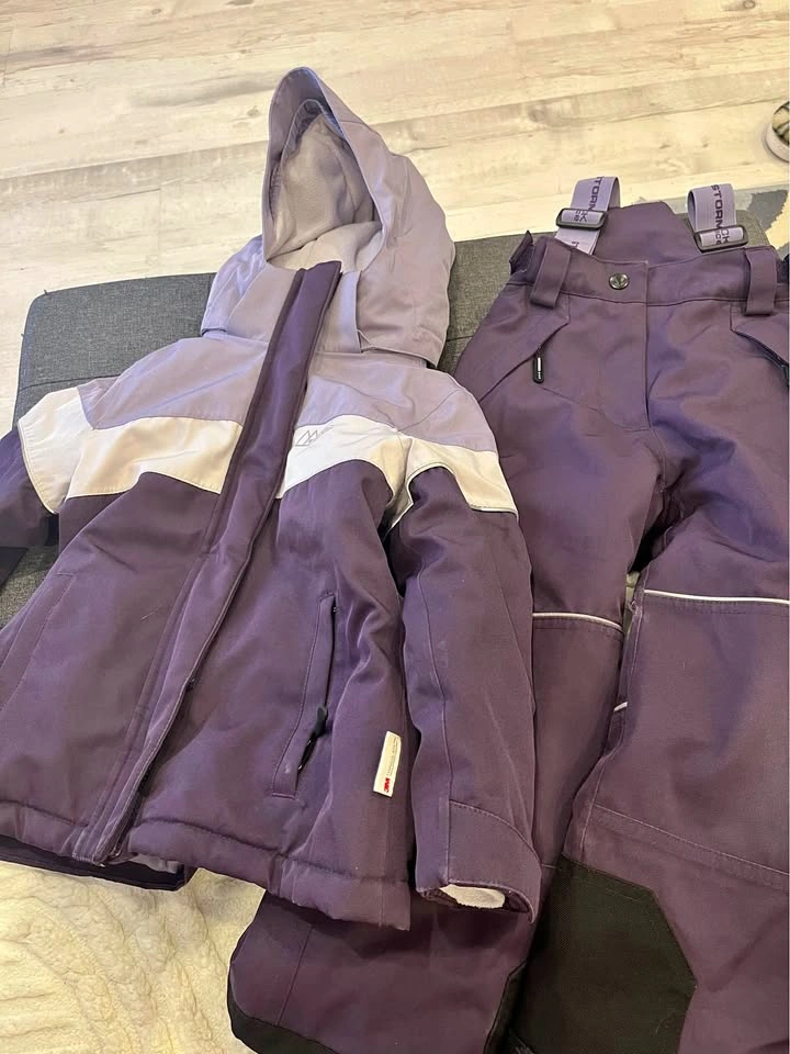 Girl snowsuit size 5 Stormpack Sunice