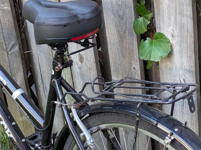 Diamondback commuter/touring bike with rear carrier and fenders - photo 3