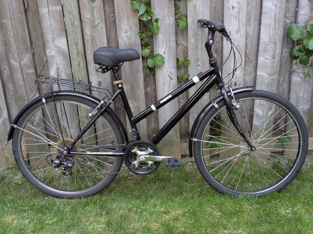 Diamondback commuter/touring bike with rear carrier and fenders