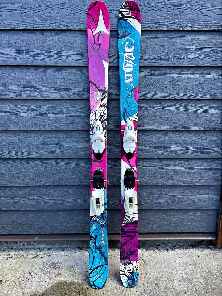 Atomic all mountain skis
