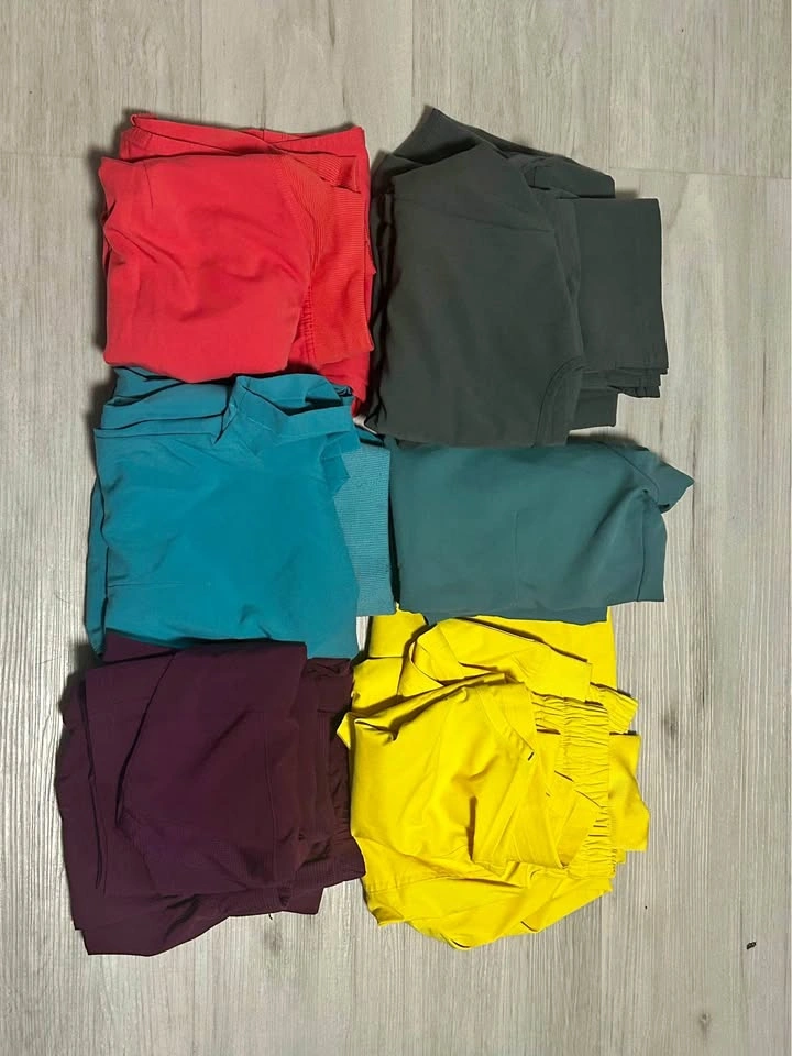 Like new women’s scrub sets(6) size XS