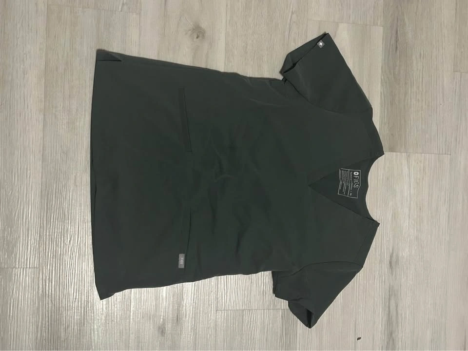 Like new women’s scrub sets(6) size XS - photo 3