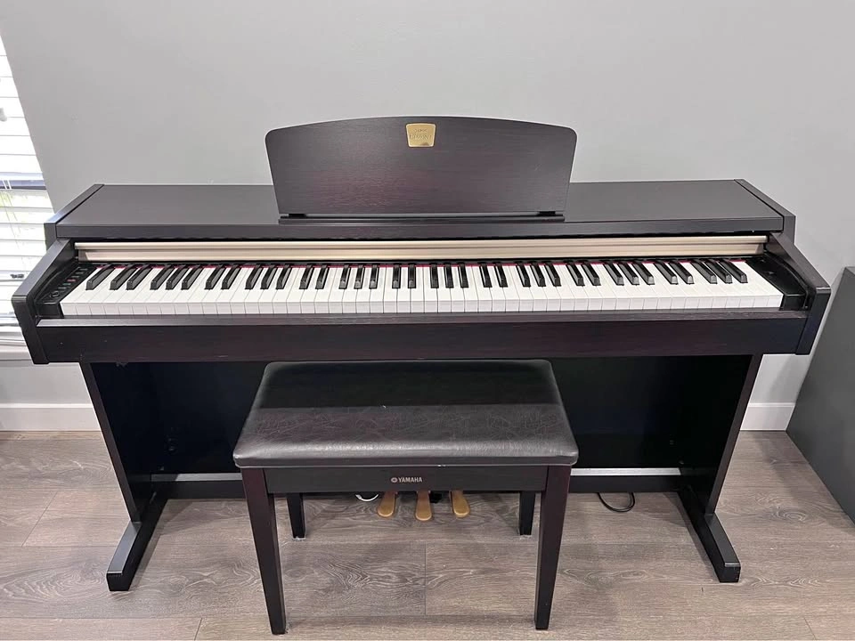 Urgent sale Yamaha Clavinova CLP-220 piano with bench