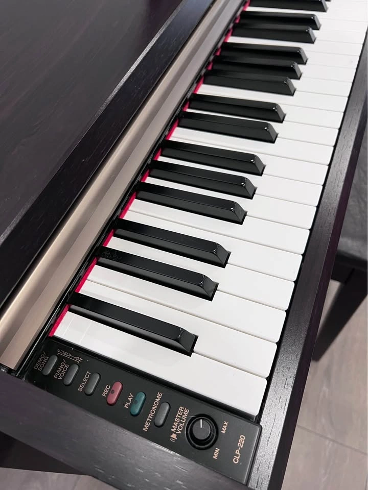 Urgent sale Yamaha Clavinova CLP-220 piano with bench - photo 3