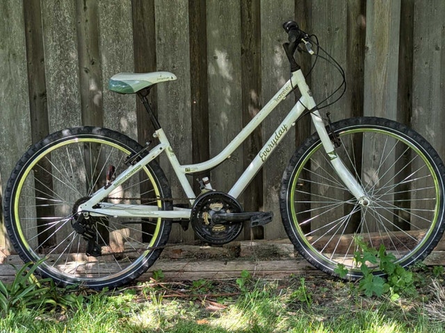 white commuter/hybrid bike, suspension seat post, 26" wheels