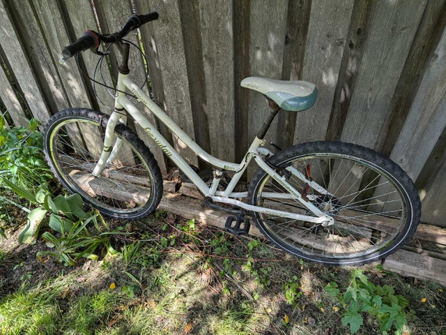 white commuter/hybrid bike, suspension seat post, 26" wheels - photo 2