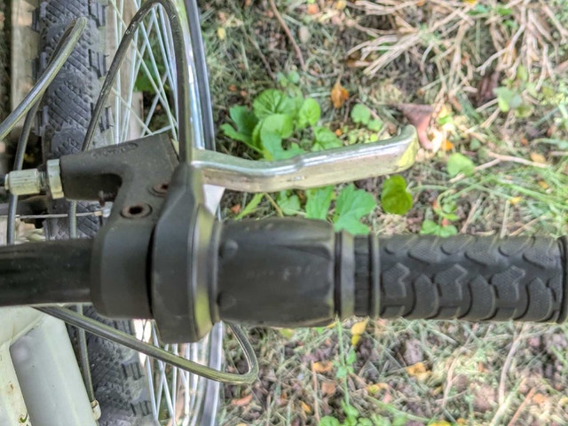 white commuter/hybrid bike, suspension seat post, 26" wheels - photo 3