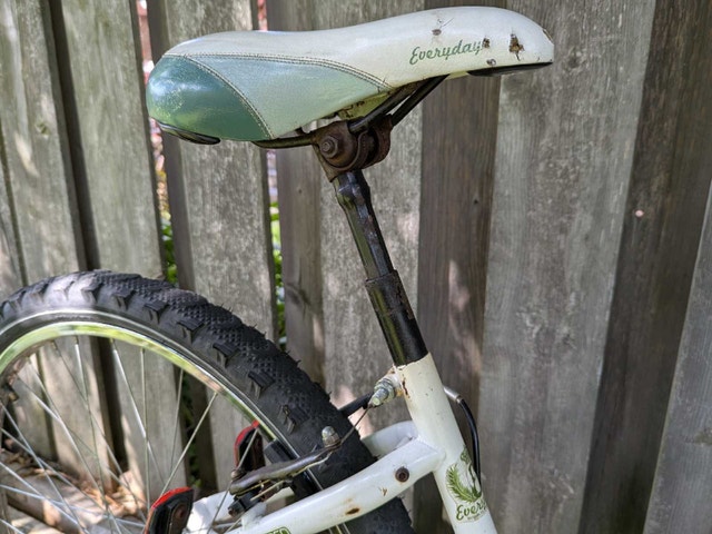 white commuter/hybrid bike, suspension seat post, 26" wheels - photo 5
