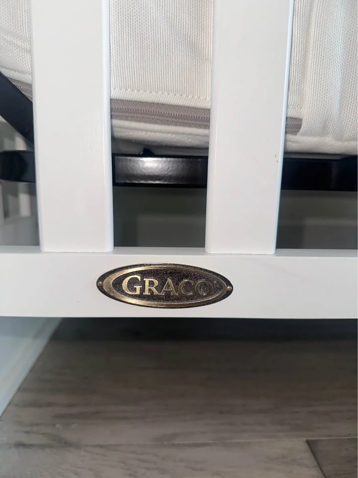 Graco Convertible Crib (selling Mattress separately) - photo 4