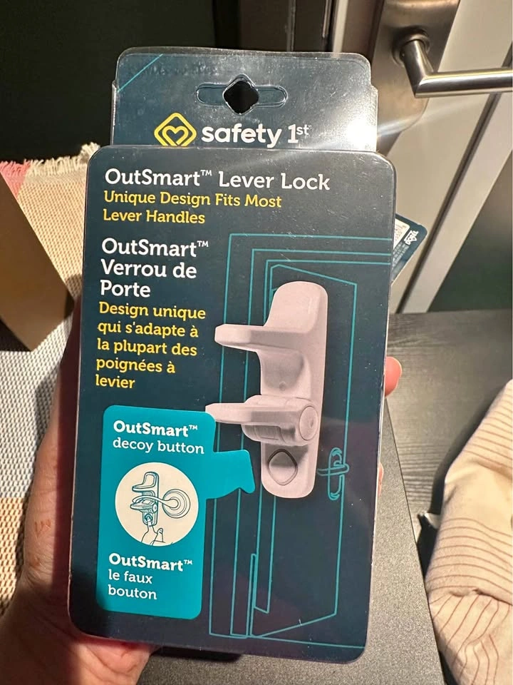 2 Safety1st Babyproof cabinet and door lock