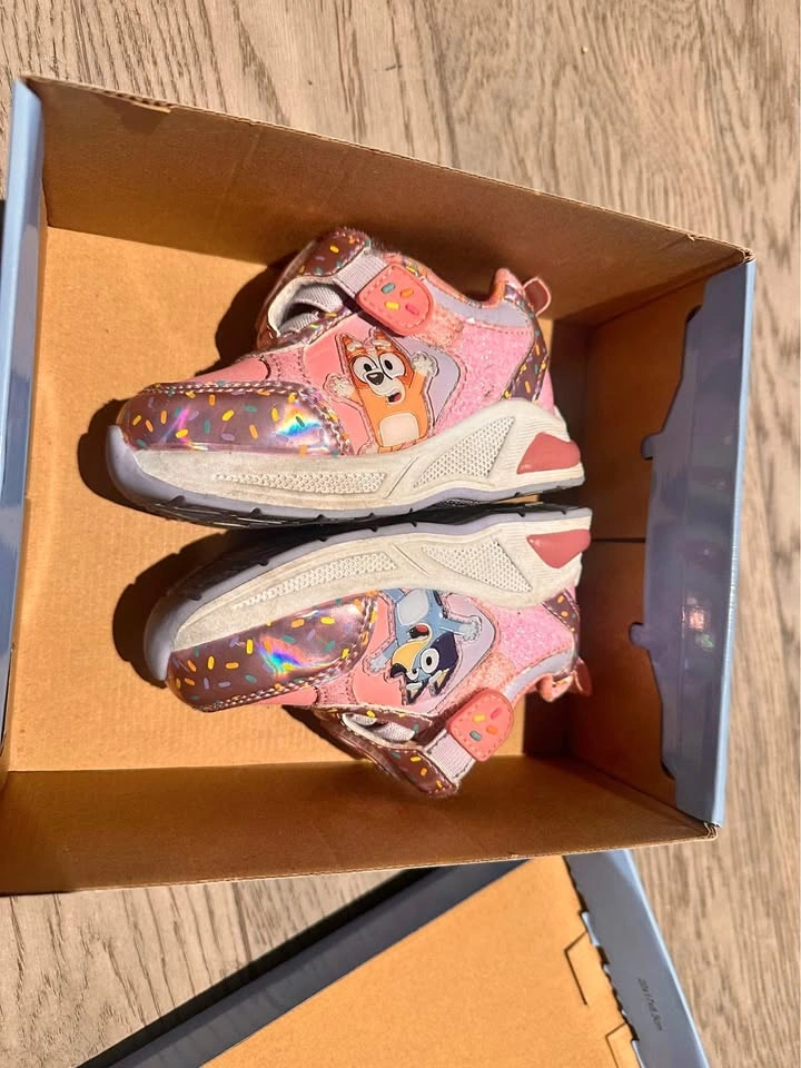 Infant/toddler lightup size 5 shoes with box