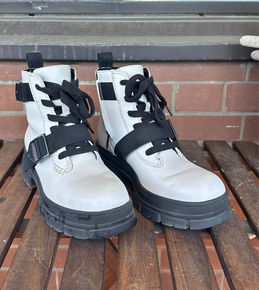 Ugg Ashton Lace Up size 9