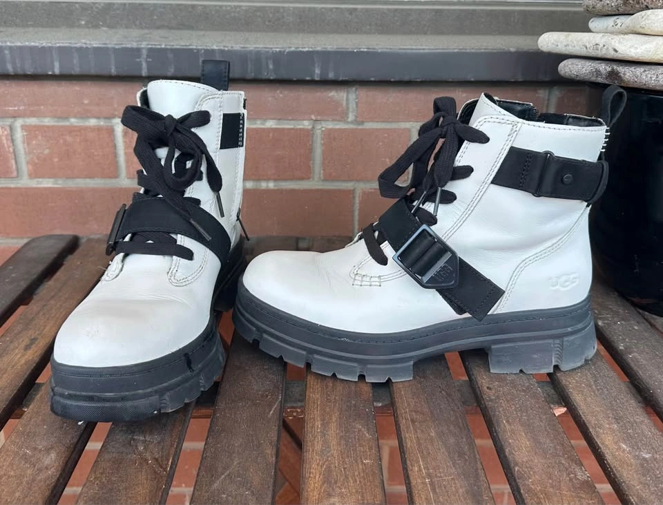 Ugg Ashton Lace Up size 9 - photo 2