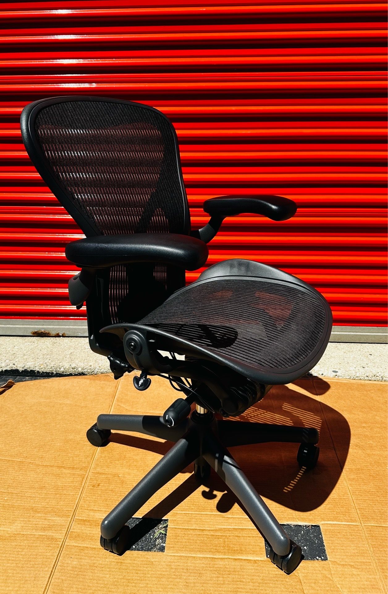 Herman Miller Aeron Chair Size B – Fully Loaded – Like New - photo 2