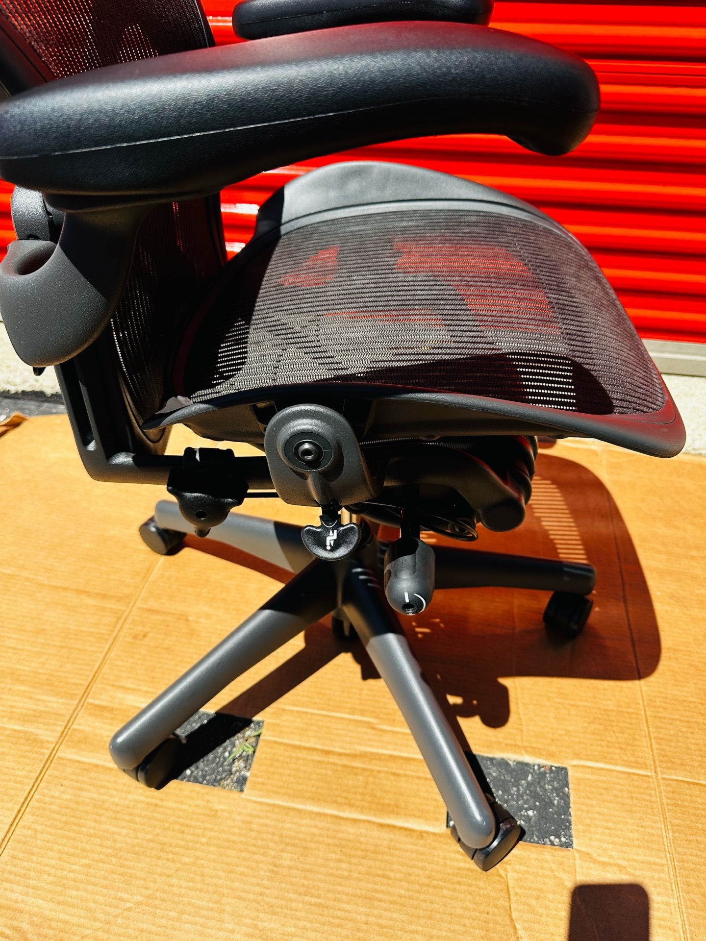 Herman Miller Aeron Chair Size B – Fully Loaded – Like New - photo 4