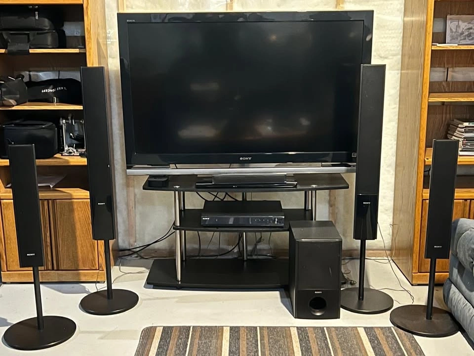 Complete Home Theater - Sony Bravia 52" TV - Surround Sound - photo 3