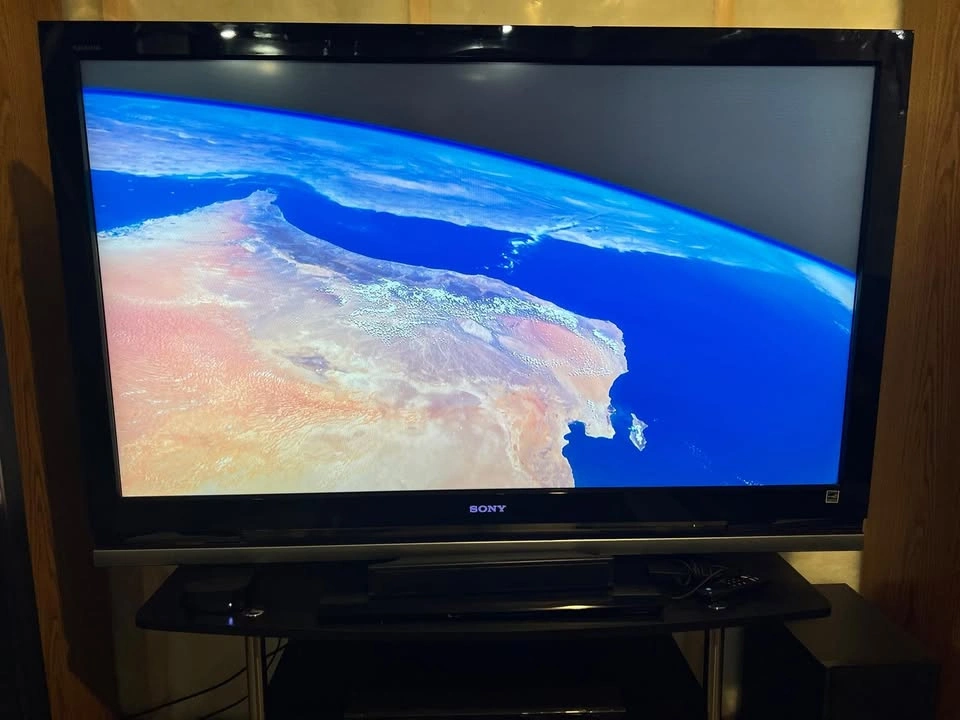 Complete Home Theater - Sony Bravia 52" TV - Surround Sound - photo 4