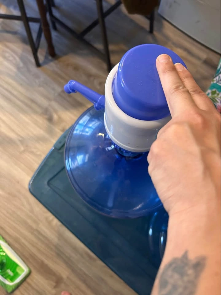 5-gallon water jugs with pump - photo 3